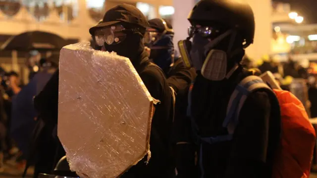 抗议者自制盾牌