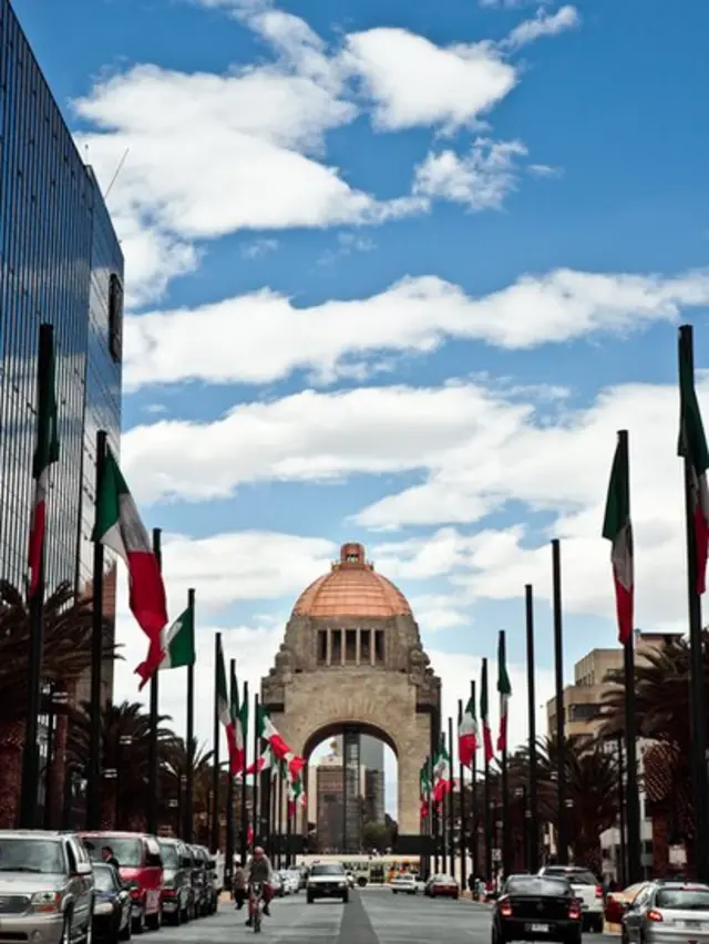 Avenida frente al Monumento de la Revolución Mexicana
