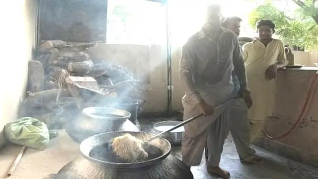 मठ्ठीच्या या दर्ग्याच्या जागी 30-35 वर्षांपूर्वी एक झाड आणि त्याखाली एक कबर होती.