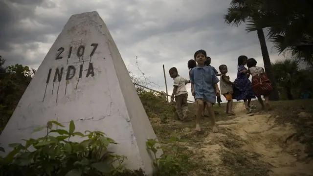 ভারত-বাংলাদেশ সীমান্তে একদল শিশু