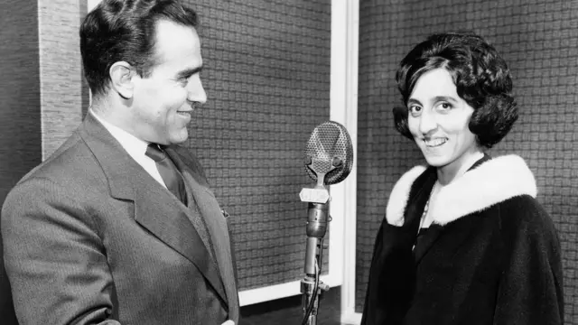 الصورة في استديو القسم العربي بهيئة الإذاعة البريطانية في لندن عام 1961 .