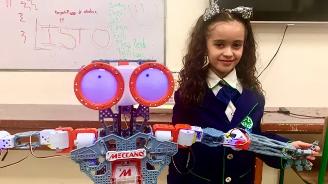 Mikella Gamborino con un robot