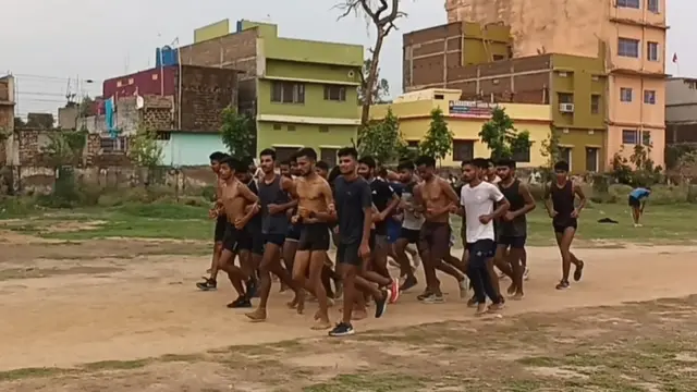 सेना में भर्ती के लिए प्रैक्टिस करते युवा