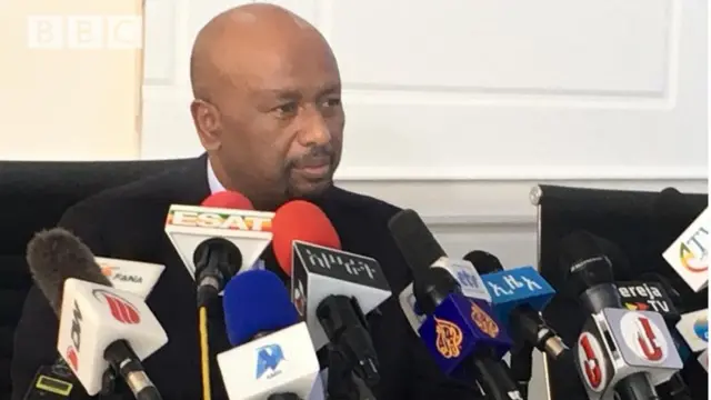 Ministirri Bishaan, Jallisii fi Aanniisaa Injinar Silashii Baqqalaa dhimma hidha Abbayyaa irratti miidiyaaleef ibsa yoo kennan.