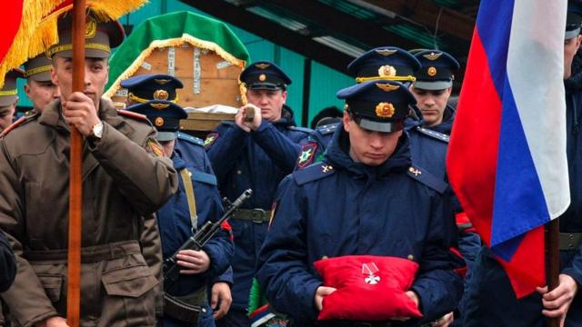 A medalha de um soldado do Exército russo morto é exibida em seu funeral