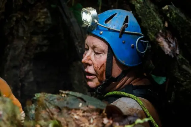 โรเบิร์ต ชาร์ลส์ ฮาร์เปอร์ นักดำน้ำชาวอังกฤษ สำรวจปล่องบนภูเขา ระหว่างปฏิบัติการกู้ภัยค้นหาเด็กวัย 11-16 ปี จำนวน 12 คน และผู้ฝึกสอนวัย 25 ปี จากทีมฟุตบอลหมูป่าอะคาเดมีที่ติดอยู่ในถ้ำ