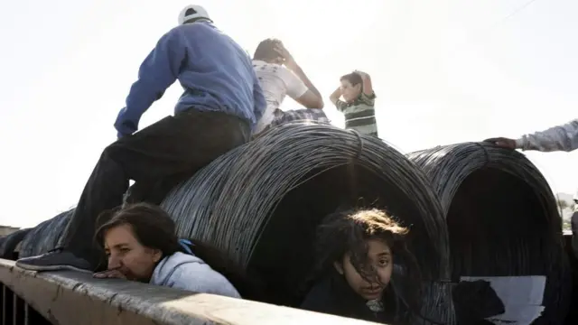 अमरीका में घुसने की कोशिश करते हुए लोग