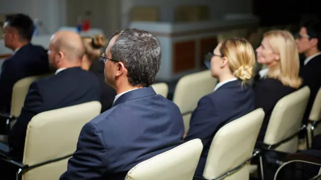 Wanasiasa wanaume na wanawake katika mkutano