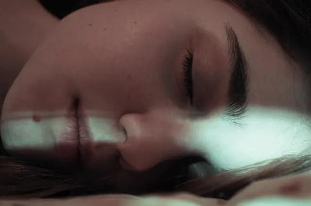 Una mujer durmiendo