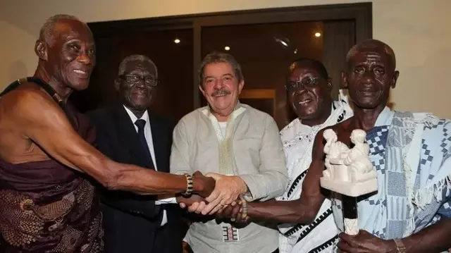 Le président Lula a rencontré des descendants de Brésiliens réduits en esclavage à Accra en 2005.