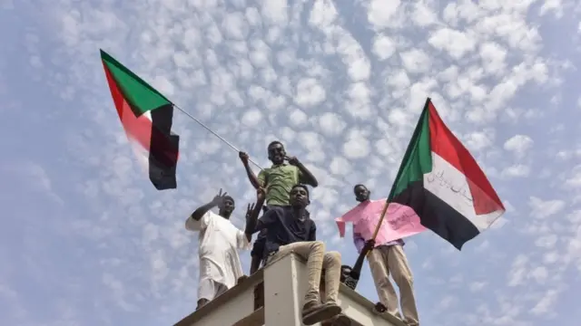 سودانيون يحتفلون بتوقيع اتفاق تقاسم السلطة بين المجلس العسكري الانتقالي وقوى الحرية والتغيير في عطبرة