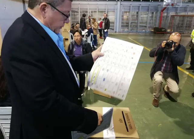 Pablo Catatumbo emite su voto