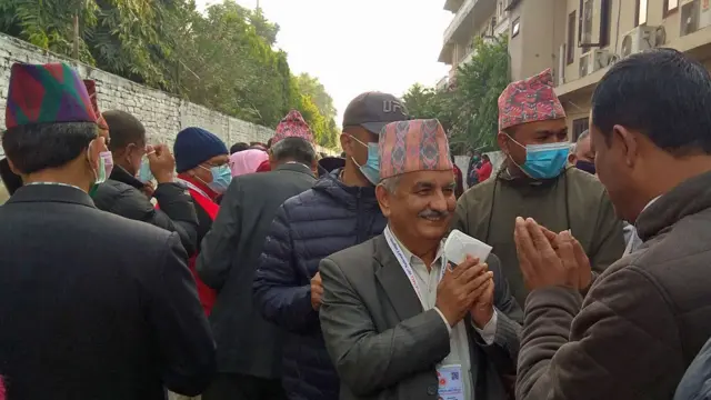 मत माग्दै नेता सुरेन्द्र पाण्डे
