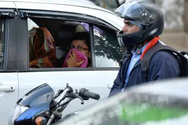 కారులో మహిళ... ద్విచక్ర వాహనదారుడు