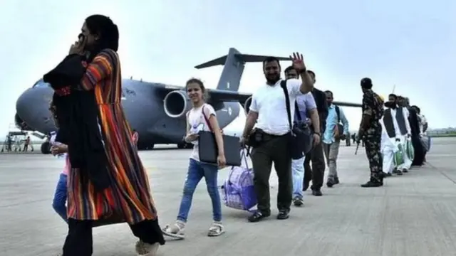 ஆப்கானிஸ்தானில் இருந்து தப்பி வெளியேறும் மக்கள்