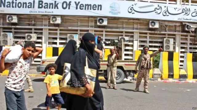 एडन शहरातील रस्त्यांवर फुटीरतावादी पेट्रोलिंग करताना.