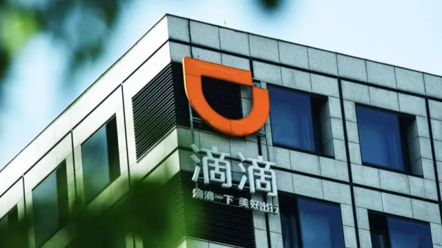 Un logo de Didi Chuxing adorna un edificio en Hangzhou, China.