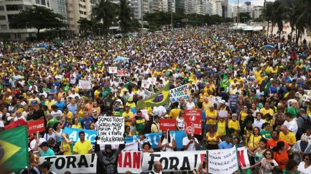 Manifestantes contra la corrupción, en la playa de Copacabana en Río de Janeiro