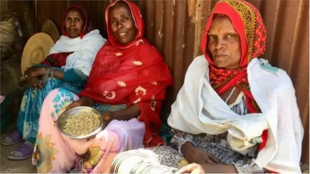 অস্থায়ী মসজিদ আছে কয়েকটি