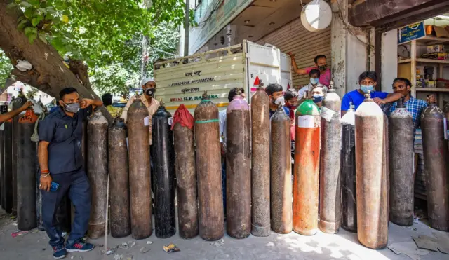 ඔක්සිජන් සිලින්ඩර් මිලට ගැනීමට ඉන්දියාවේ පෝලිම්
