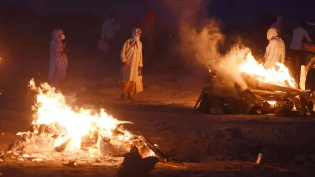 মৃতদেহ দাহ করা হচ্ছে।