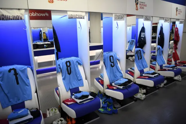 Uruguay juega con su color tradicional frente a Arabia Saudita tras vestir de blanco en su debut contra Egipto.