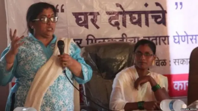 अॅड. वर्षा देशपांडे महिलांशी बोलताना