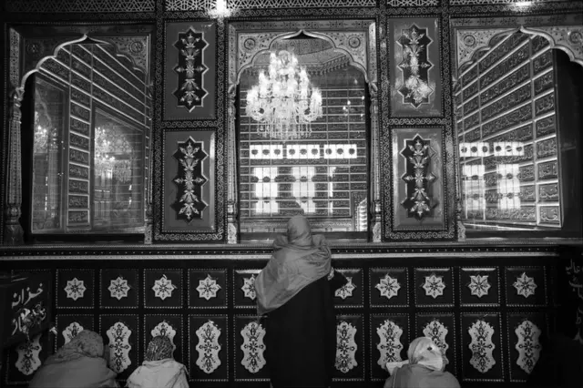 Bakhti Begam adalah seorang umat yang beribadah rutin di Khanqah-e-Moula, Srinagar.