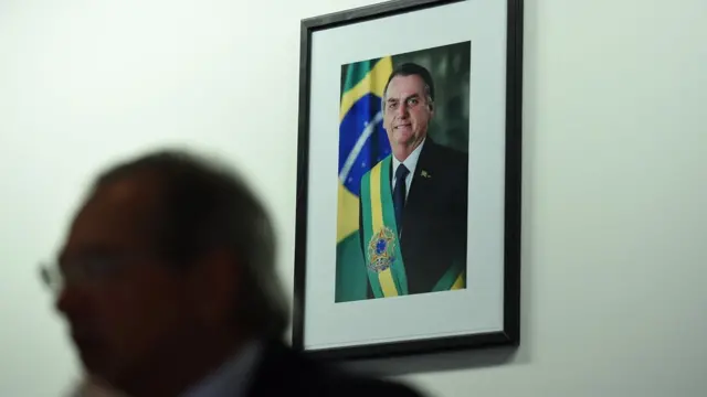 Vultobetano casinoPaulo Guedes com quadrobetano casinoJair Bolsonaro atrás