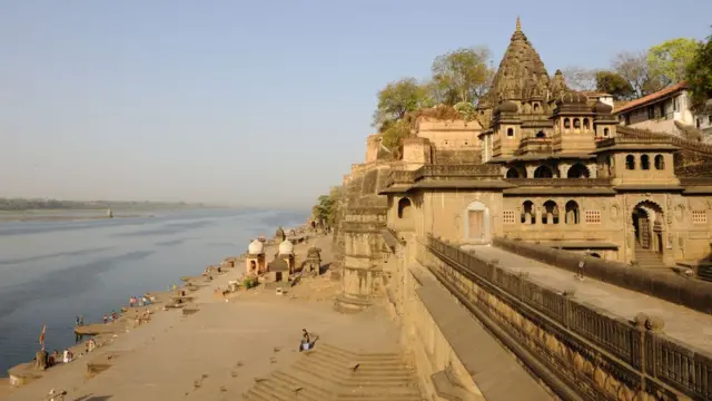 নর্মদার তীরে এই মহেশ্বর শহরের একটি মন্দিরেও বিতিকৃত দৃশ্যটি শ্যুট করা হয়েছিল বলে অভিযোগ