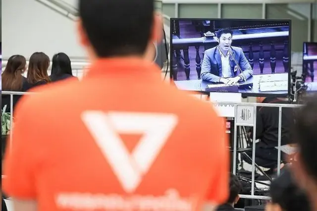 นายธนาธร จึงรุ่งเรืองกิจ