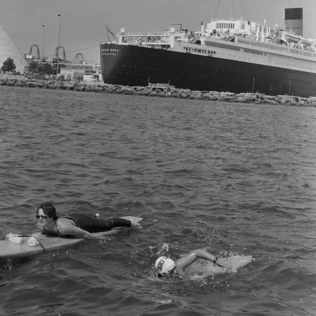 En 1985, Cox completó la vuelta al mundo a nado en 80 días.