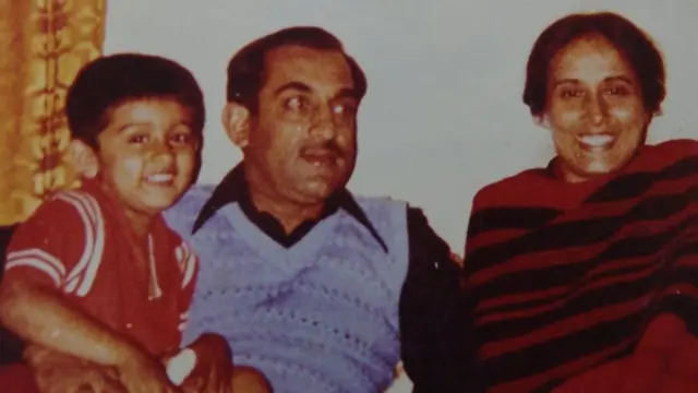 પિતા કર્નલ થાપર અને માતા સાથે બાળપણની તસવીર