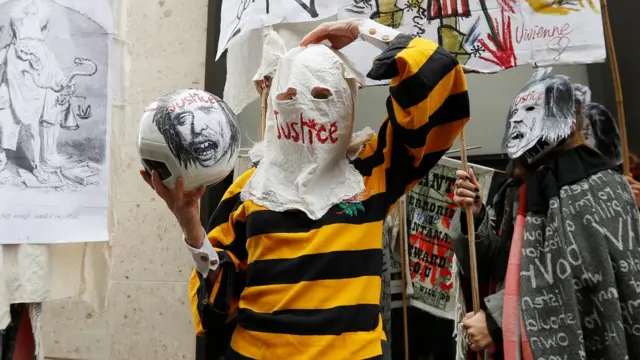 Dame Vivienne Westwood Assange için "çok korktuğunu" söylüyor