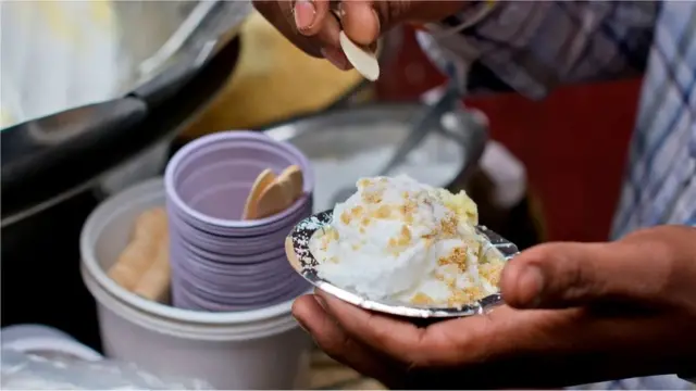 ભારત સ્વાદિષ્ટ સ્ટ્રીટ ફૂડ માટે જાણીતું છે, તેમાં દૌલત કી ચાટ જેવી મીઠી વાનગી એક વિસંગતતા છે