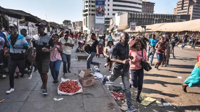 Imyiyerekano yatanguye bimaze gutangazwa ko ZANU-PF yatsinze amatora y'inama nshingamateka