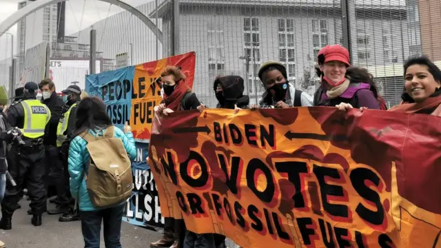 নানা দেশ থেকে বিভিন্ন ব্যানারে আন্দোলনকারীরা গ্লাসগোতে আসছেন।