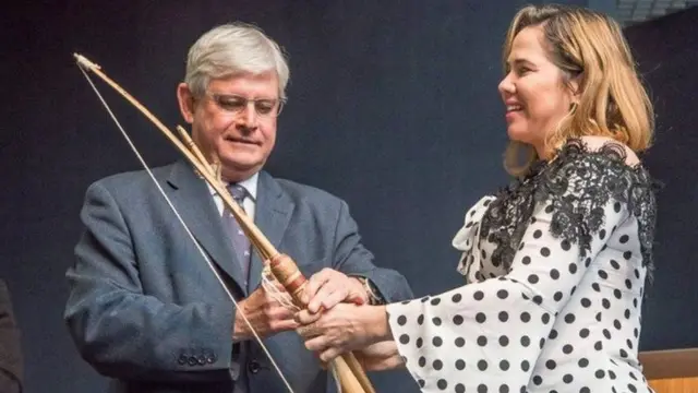 Rodrigo Janot recebe um arco-e-flecha