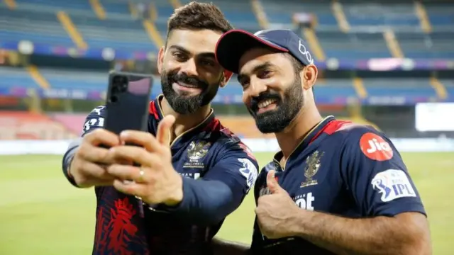 রয়্যাল চ্যালেঞ্জার্স ব্যাঙ্গালোরে কোহলির সতীর্থ দিনেশ কার্তিক