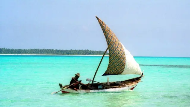 লাক্ষাদ্বীপের বাঙ্গারাম দ্বীপের কাছে মাছ ধরতে বেরিয়েছেন একজন জেলে।