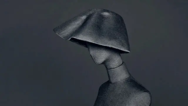 سنہ 1967 کا ایک ہیٹ جسے مذکورہ نمائش میں پیش کیا گيا