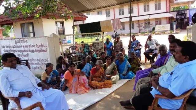 முல்லைத்தீவில் மக்களின் காணிகளை ராணுவத்தினர் கையளிக்க கோரி போராட்டம்