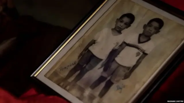 ছোটবেলার ছবি (বাম দিকে রুদ্রানী)