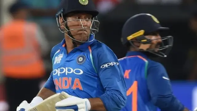 महेंद्र सिंह धोनी और दिनेश कार्तिक