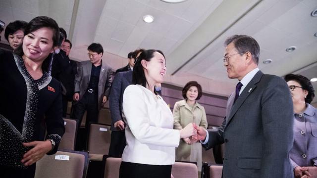 Hermana menor de Kim Jong-un junto al presidente surcoreano.