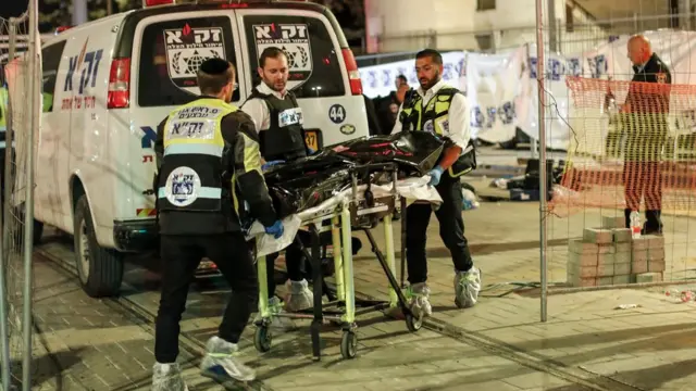 أفراد بخدمات الطوارئ الإسرائيلية ينقلون جثمان المهاجم