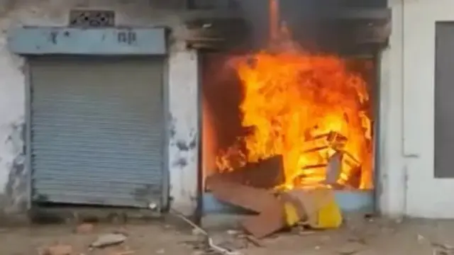 અથડામણ દરમિયાન ખંભાતમાં દુકાનને આગ ચાંપી દેવાઈ ગતી.