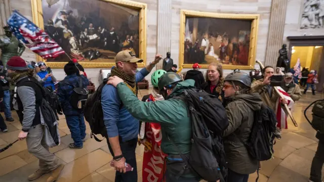 Dezenasnovibet 50 bônusmanifestantes comemoram depoisnovibet 50 bônuschegar à rotunda central do Capitólio