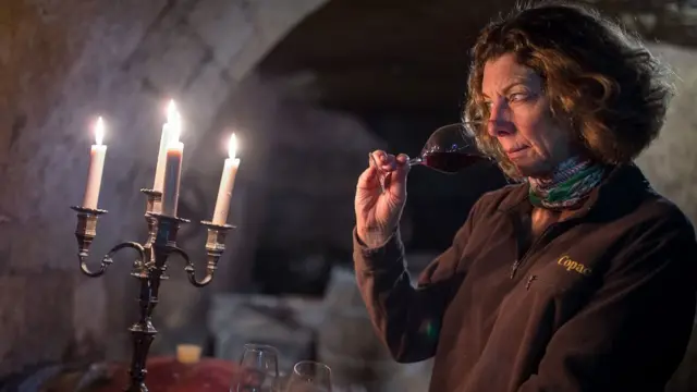 Mujer con copa de vino