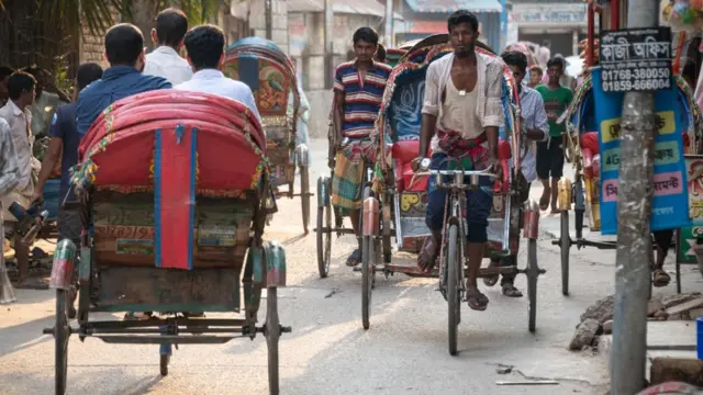 ঢাকা শহরে কতো রিকশা চলে তার প্রকৃত হিসাব নেই কারো কাছে।
